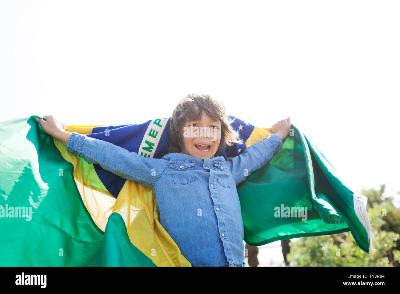 Glückliche kleine Junge mit der brasilianischen Flagge Stockfoto
