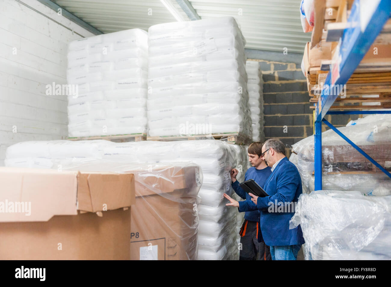Manager und Arbeiter im Lager Kunststoff Fabrik prüfen Produkte Stockfoto