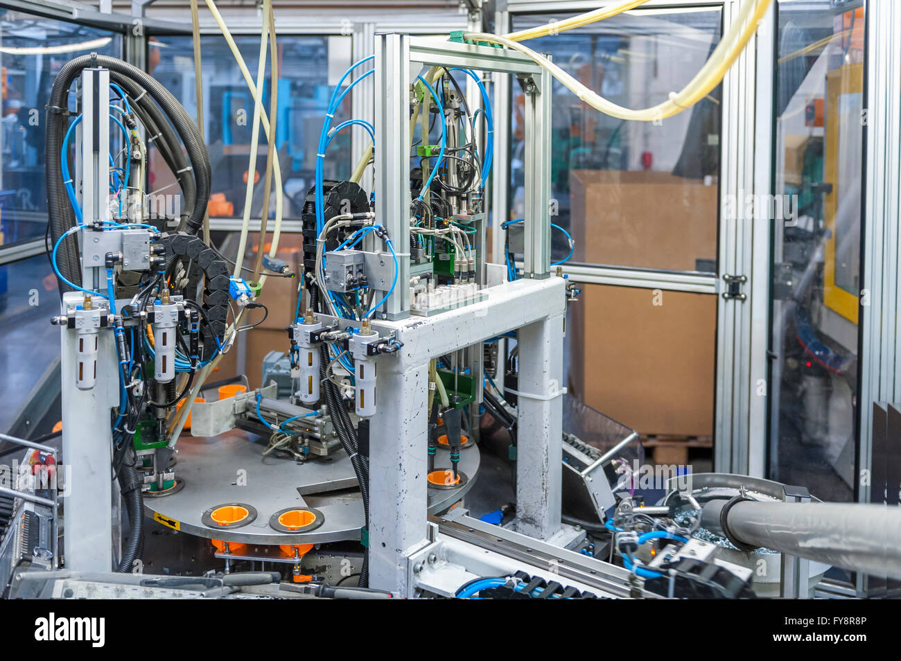 Produktionsmaschine für Kunststoff Anschlüsse in Kunststoff-Fabrik Stockfoto