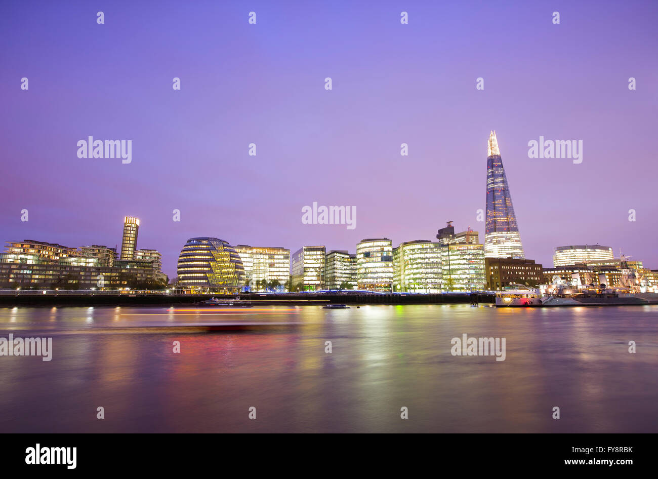 Großbritannien, England, London Skyline von Themse bei Nacht Stockfoto