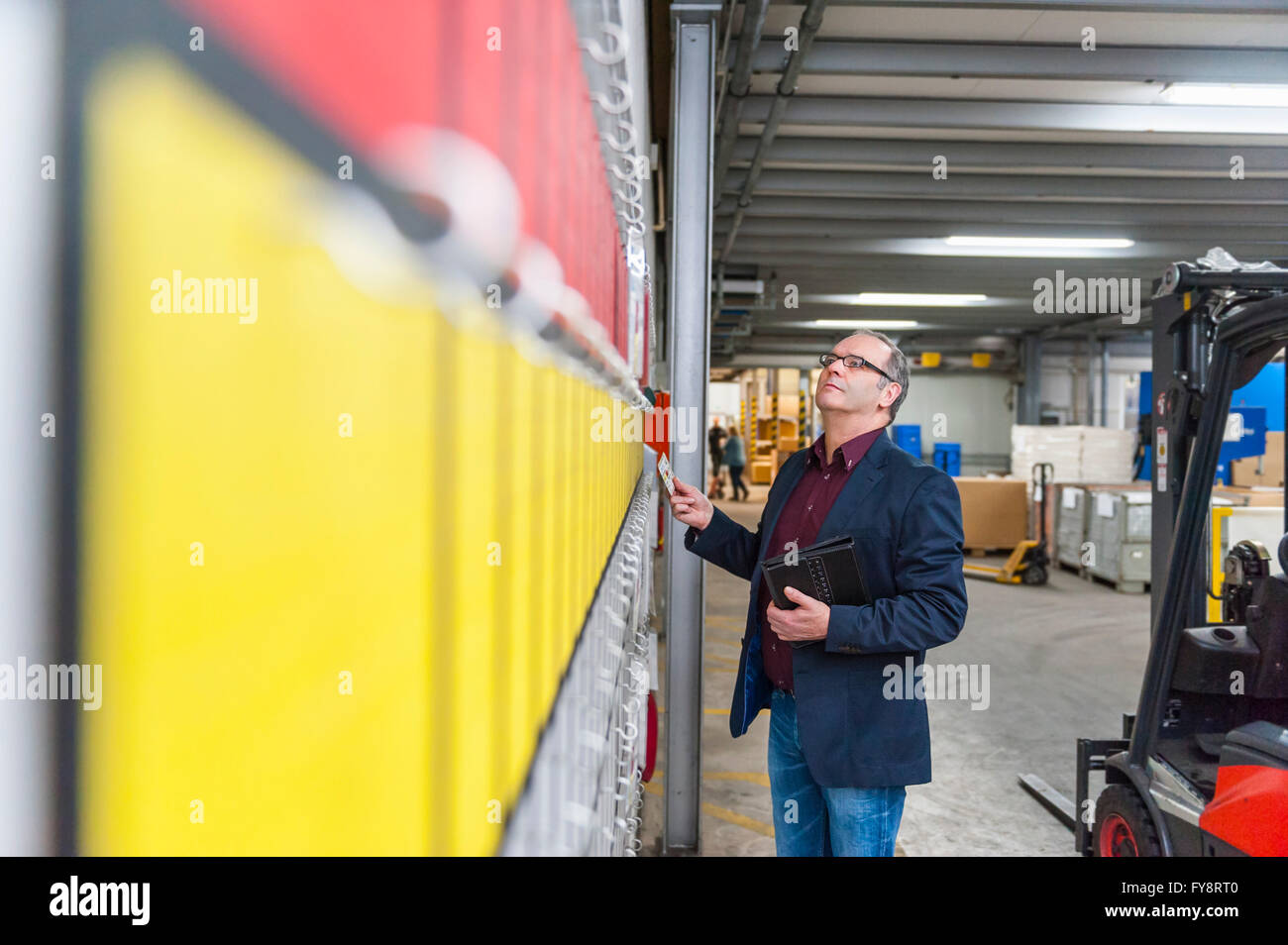 Manager bei Lagerung von Kunststoff-Fabrik prüfen Produkte Stockfoto