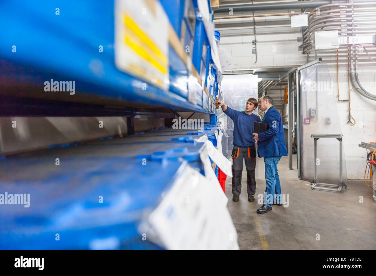 Manager und Arbeiter mit Arbeitstreffen in Kunststoff-Fabrik Stockfoto