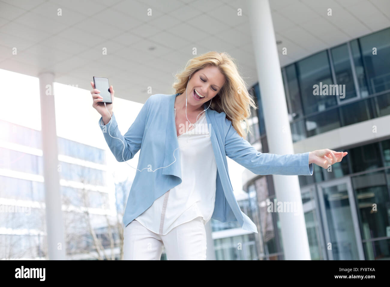 Glückliche Frau anhören von Musik vom smartphone Stockfoto