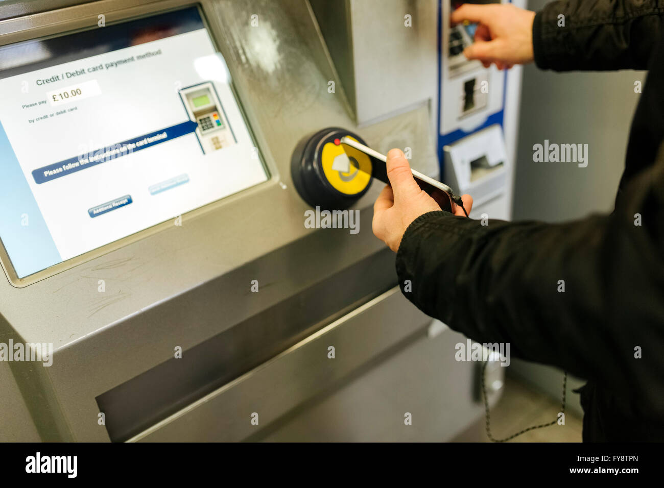 UK, London, Mann ein Ticket am Automaten bargeldlos kaufen Stockfoto