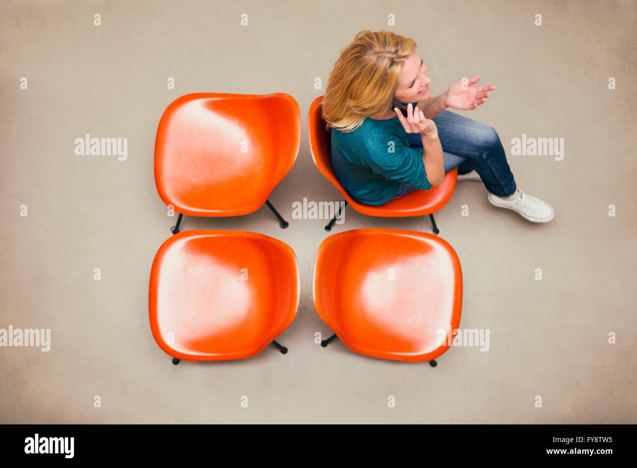 Frau sitzen auf Stühlen am Telefon sprechen Stockfoto