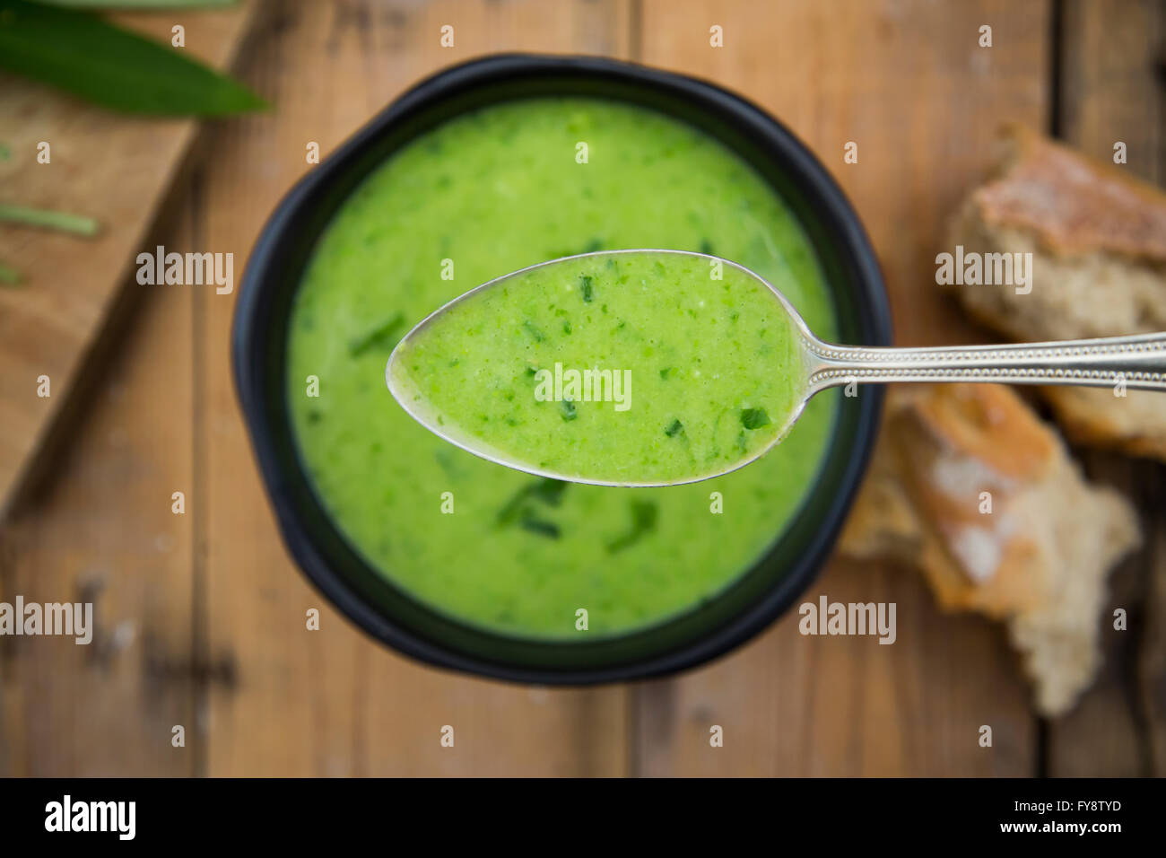 Löffel Bären-Knoblauch Suppe Stockfoto