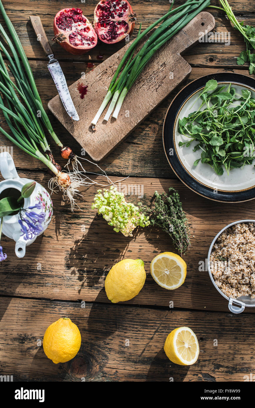 Grüner Salat mit Granatapfel, Manna Kruppe, Frühlingszwiebel Stockfoto