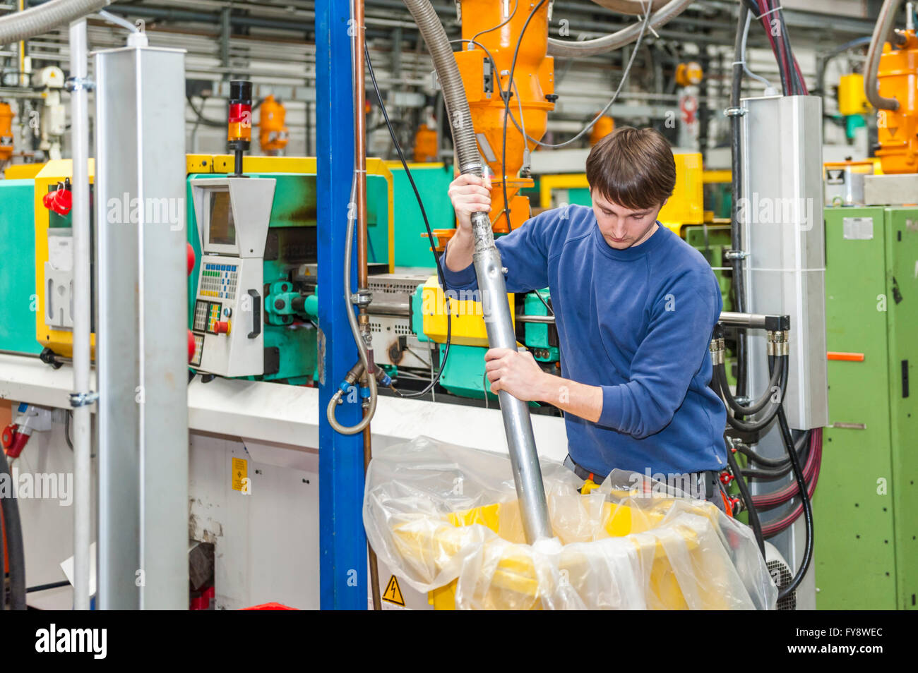 Füllmaschine Produktion Arbeiter in Kunststoff-Fabrik Stockfoto