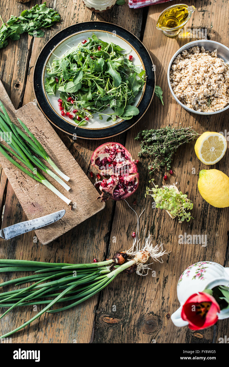 Grüner Salat mit Granatapfel, Manna Kruppe, Frühlingszwiebel Stockfoto
