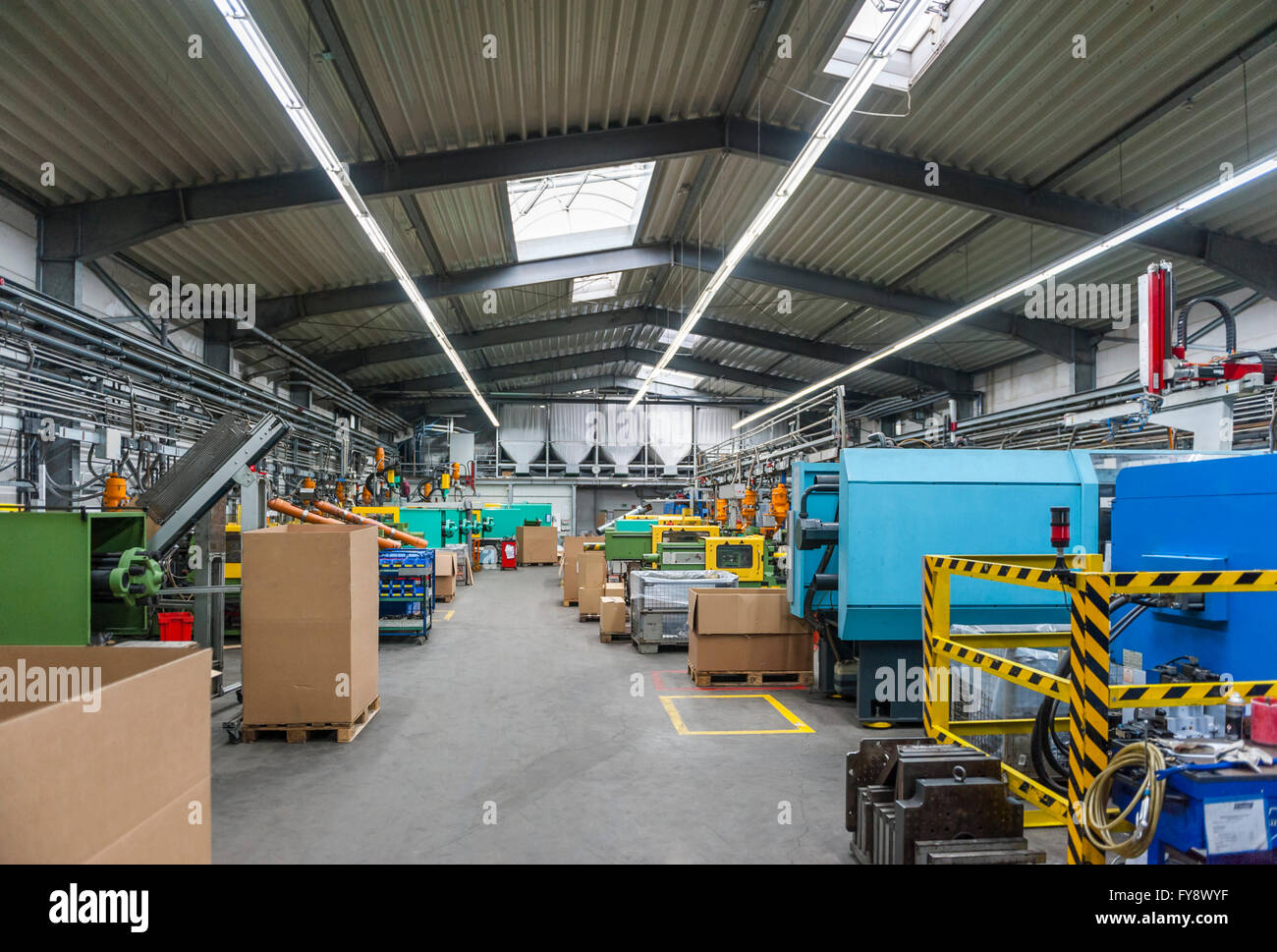 Produktionshalle in Kunststoff-Fabrik Stockfoto