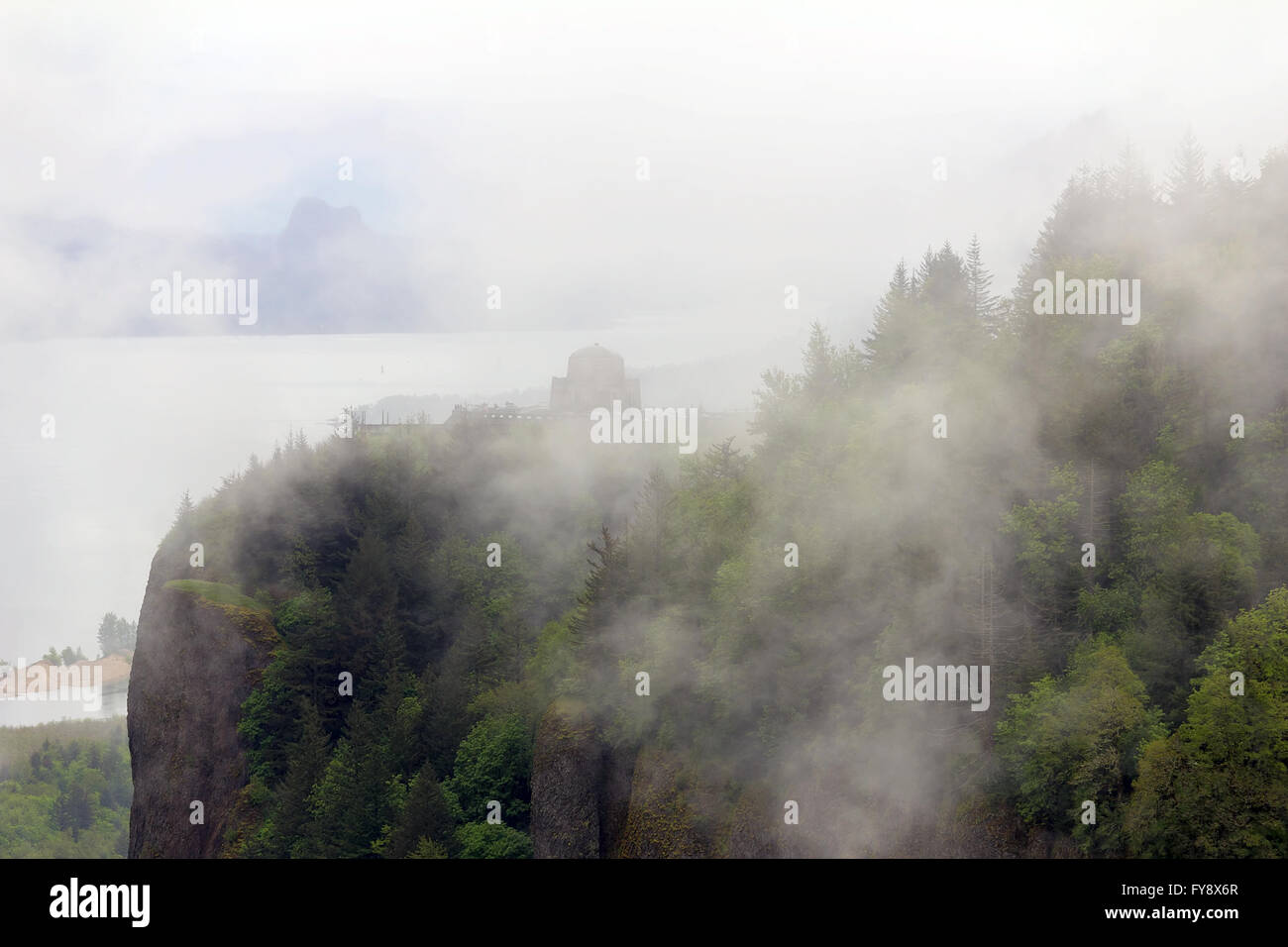 Vista-Haus am Crown Point am Columbia River Gorge Oregon bedeckt in tief hängenden Wolken Nebel Stockfoto