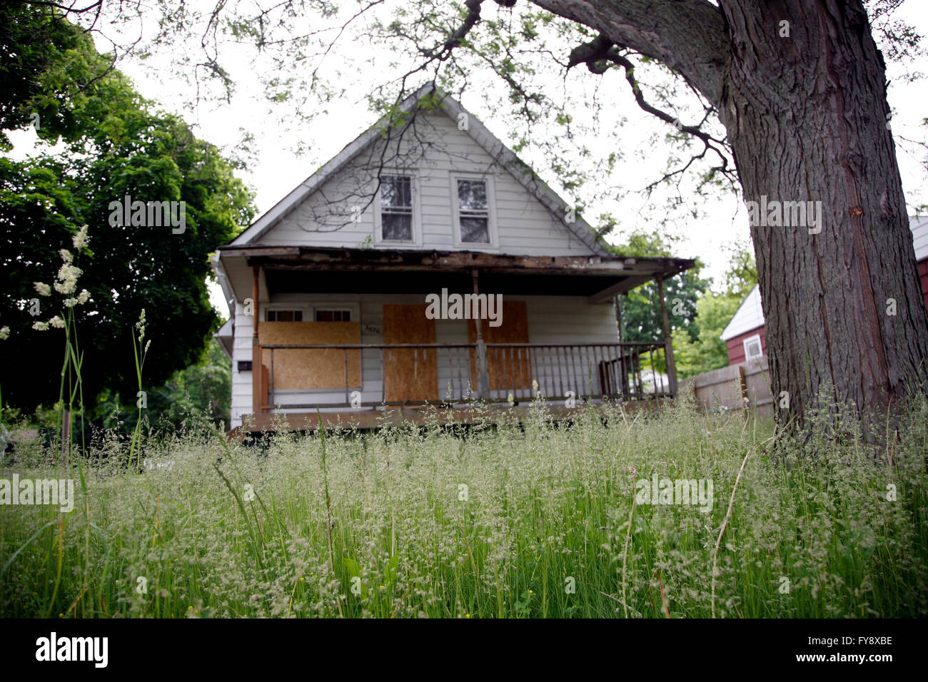 Mit Fensterläden versehenes Haus in Flint, Michigan Stockfoto