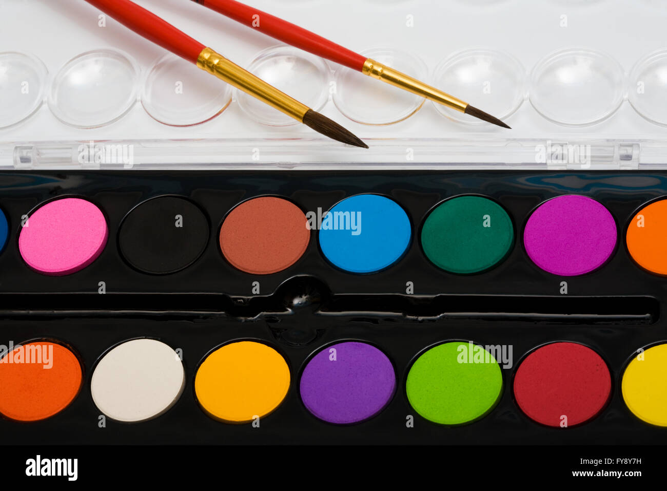 Wasser Farbe Farben und zwei Pinseln Nahaufnahme Stockfoto