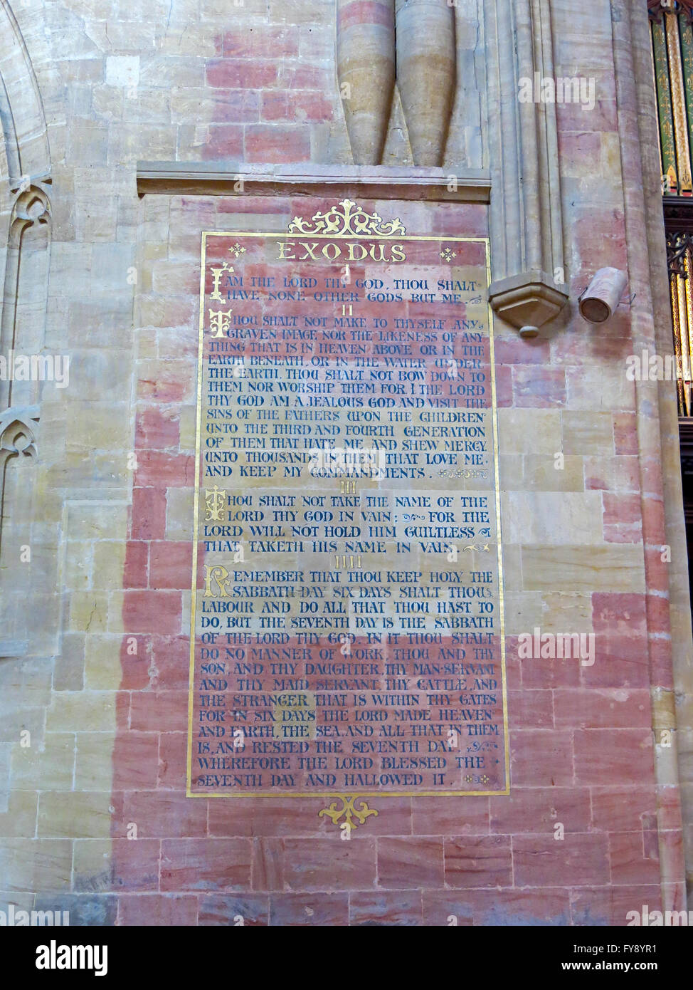 Verse aus dem Buch Exodus an den Wänden des Kirchenschiffes in Sherborne Abbey, Dorset, England, UK Stockfoto