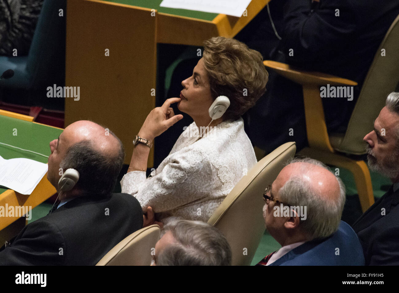 New York City, USA. 22. April 2016. Brasilianische Präsidentin Dilma Rousseff hört sich Frankreichs Präsident Hollande (nicht gesehen) an seinen Ausführungen. Führungskräfte aus der ganzen Welt versammelten sich im allgemeinen Montagehalle im UN-Hauptquartier in New York City, das globale Klima-Abkommen aus der COP21-Konferenz in Paris (Dezember 2015) zu unterzeichnen. Bildnachweis: Albin Lohr-Jones/Pacific Press/Alamy Live-Nachrichten Stockfoto