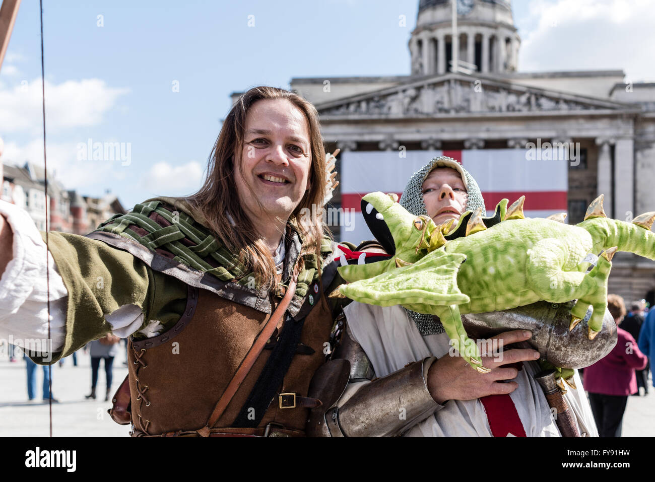 Nottingham, UK. 23. April 2016. Hunderte erweisen sich für die jährliche St George Day Parade im Zentrum von Nottingham. Die Straßen waren gesäumt von Ritter, Drachen und sogar Robin Hood stellte sich heraus. Bildnachweis: Ian Francis/Alamy Live-Nachrichten Stockfoto