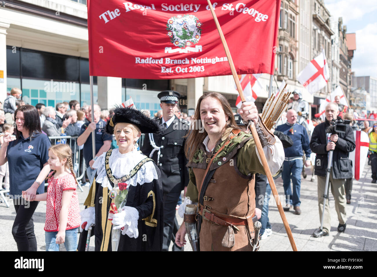 Nottingham, UK. 23. April 2016. Hunderte erweisen sich für die jährliche St George Day Parade im Zentrum von Nottingham. Die Straßen waren gesäumt von Ritter, Drachen und sogar Robin Hood stellte sich heraus. Bildnachweis: Ian Francis/Alamy Live-Nachrichten Stockfoto