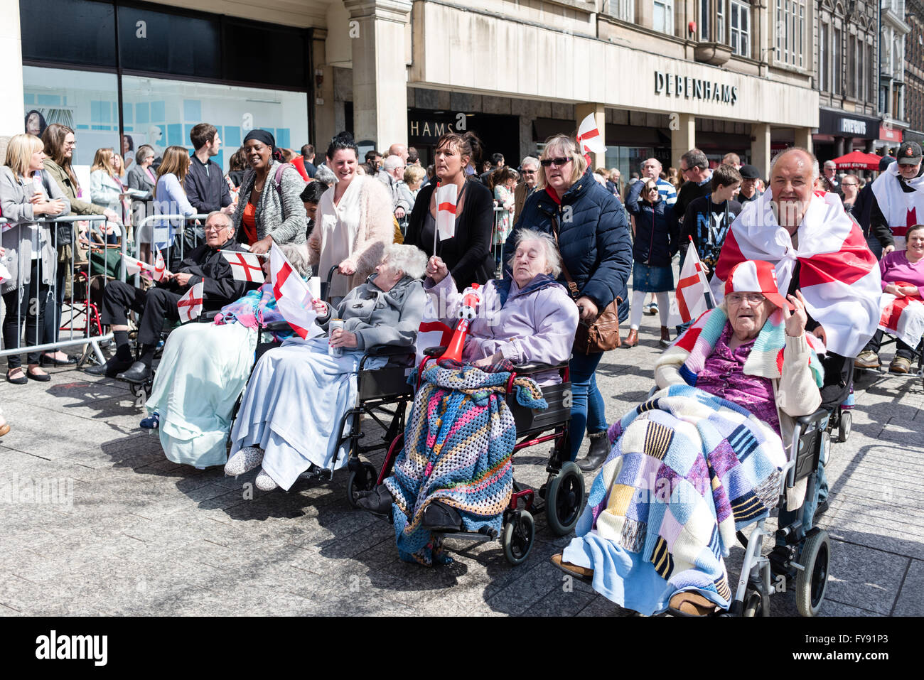 Nottingham, UK.23rd April 2016.Hundreds erweisen sich für die jährliche St. George's Day Parade im Zentrum von Nottingham. Die Straßen waren gesäumt von Ritter, Drachen und sogar Robin Hood stellte sich heraus. Stockfoto