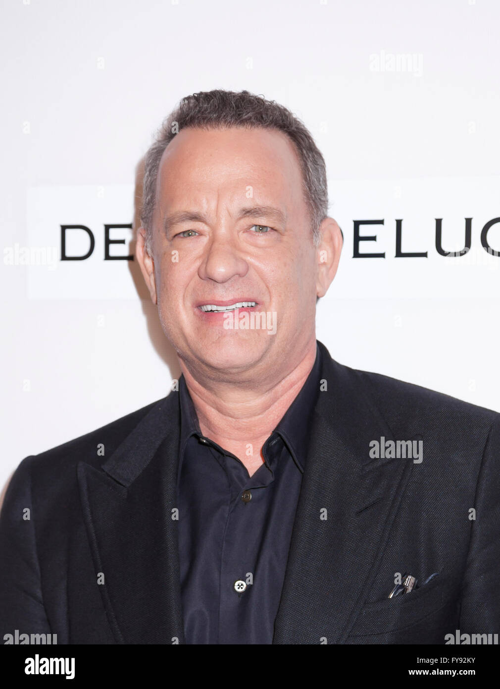 New York, NY, USA - 22. April 2016: Tom Hanks besucht Tribeca Gespräche Geschichtenerzähler: Tom Hanks mit John Oliver während des 2016 Tribeca Film Festival am John Zuccotti Theater im BMCC Tribeca Performing Arts Center, NYC Stockfoto