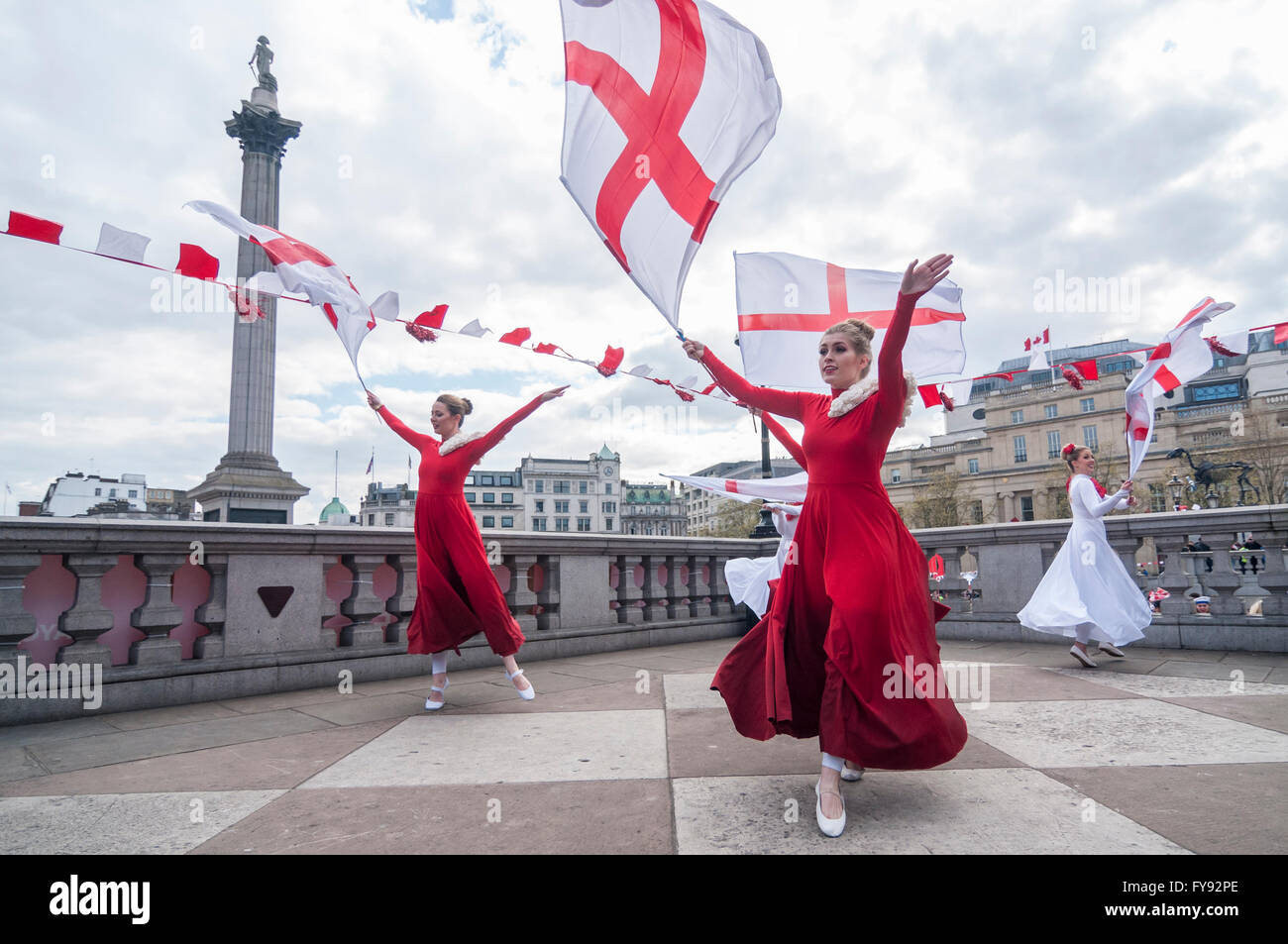 London, UK.  23. April 2016.  Das göttliche Unternehmen Tänzer eine Georgstag flag Tanz.  Besucher strömen zum Trafalgar Square zur Feier des St.-Georgs Tag heute genießen die fest des Heiligen Georg Veranstaltung, unterstützt durch den Bürgermeister von London, wo Essen, traditionelle Unterhaltung, Tanz und mehr im Angebot waren.   Bildnachweis: Stephen Chung / Alamy Live News Stockfoto