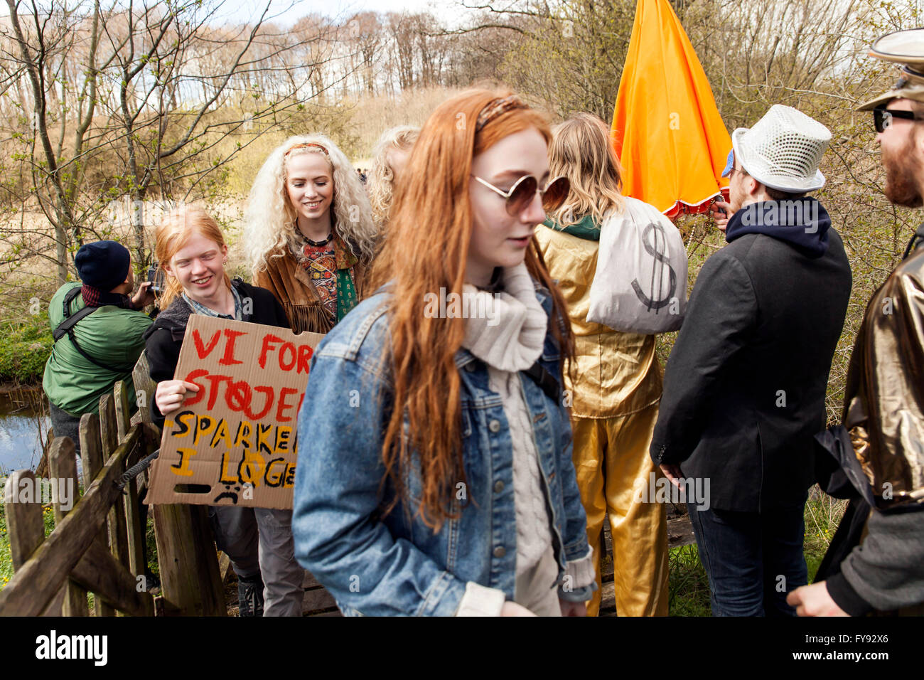 Der dänisch-deutschen Grenze in der Nähe von Padborg, Dänemark, 23. April 2016.  Aktivisten Fuß an einer Protestkundgebung gegen die dänischen Grenzkontrollen.  Reisen sie Vorsatz für den Grenzübertritt nach Dänemark ohne die obligatorische Dokumente und Ansprüchen freie und offene Grenzen. Die dänische Regierung Januar 3rtd 2016 ausgestellt, Grenzkontrollen mit obligatorischen Reisedokumente, um zu verhindern, dass illegale Überquerung von Flüchtlingen und als Reaktion auf eine gleichzeitige Verschieben von der schwedischen Regierung. Auf dem Foto geht der Actvists entlang eines Lehrpfades in Deutschland Kredit: OJPHOTOS/Alamy Live News Stockfoto
