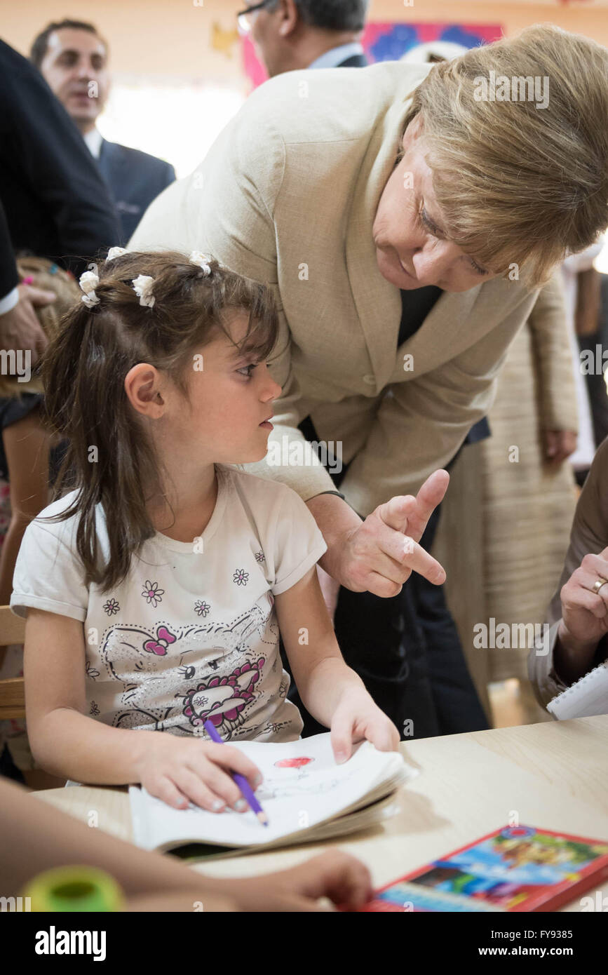 Gaziantep, Türkei. 23. April 2016. Ein Handout Bild zur Verfügung gestellt von Bundesregierung/Steffen Kugler/Dpa Bundeskanzlerin Angela Merkel zeigt, wie sie spricht, ein kleines Mädchen bei einem Besuch in eine Vorschule Klasse bei der Nizip I Flüchtlingslager in Gaziantep, Türkei, 23. April 2016. Merkel reist nach Türkei mit dem Präsidenten des Europäischen Rates, Donald Tusk und der Vize-Präsident der Europäischen Kommission, Timmermans. über die Umsetzung des Abkommens EU-Türkei Flüchtling informieren. Bildnachweis: Dpa picture Alliance/Alamy Live News Stockfoto