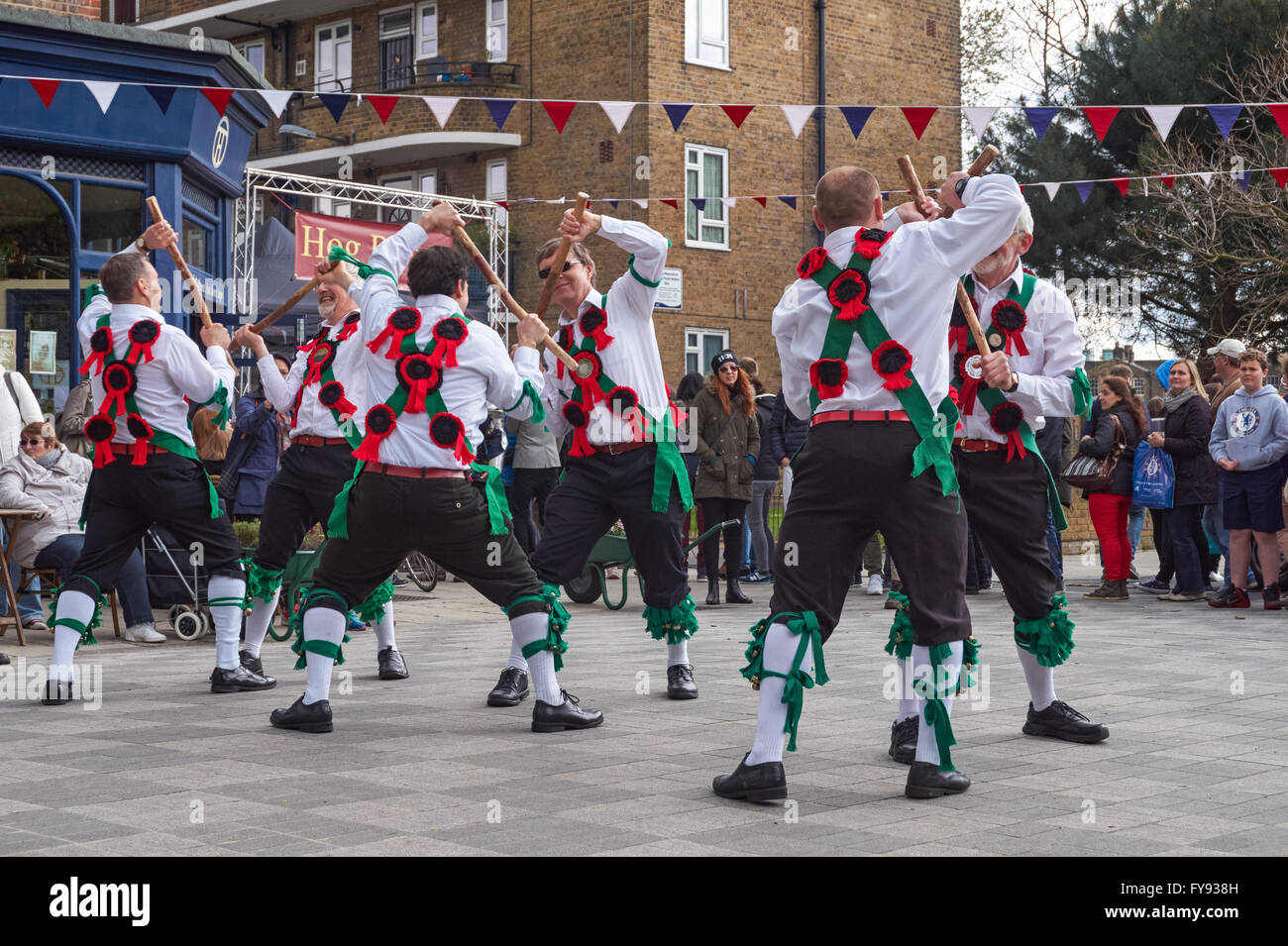 Morris-Tänzer beim St. George's Festival in London, England, Großbritannien Stockfoto