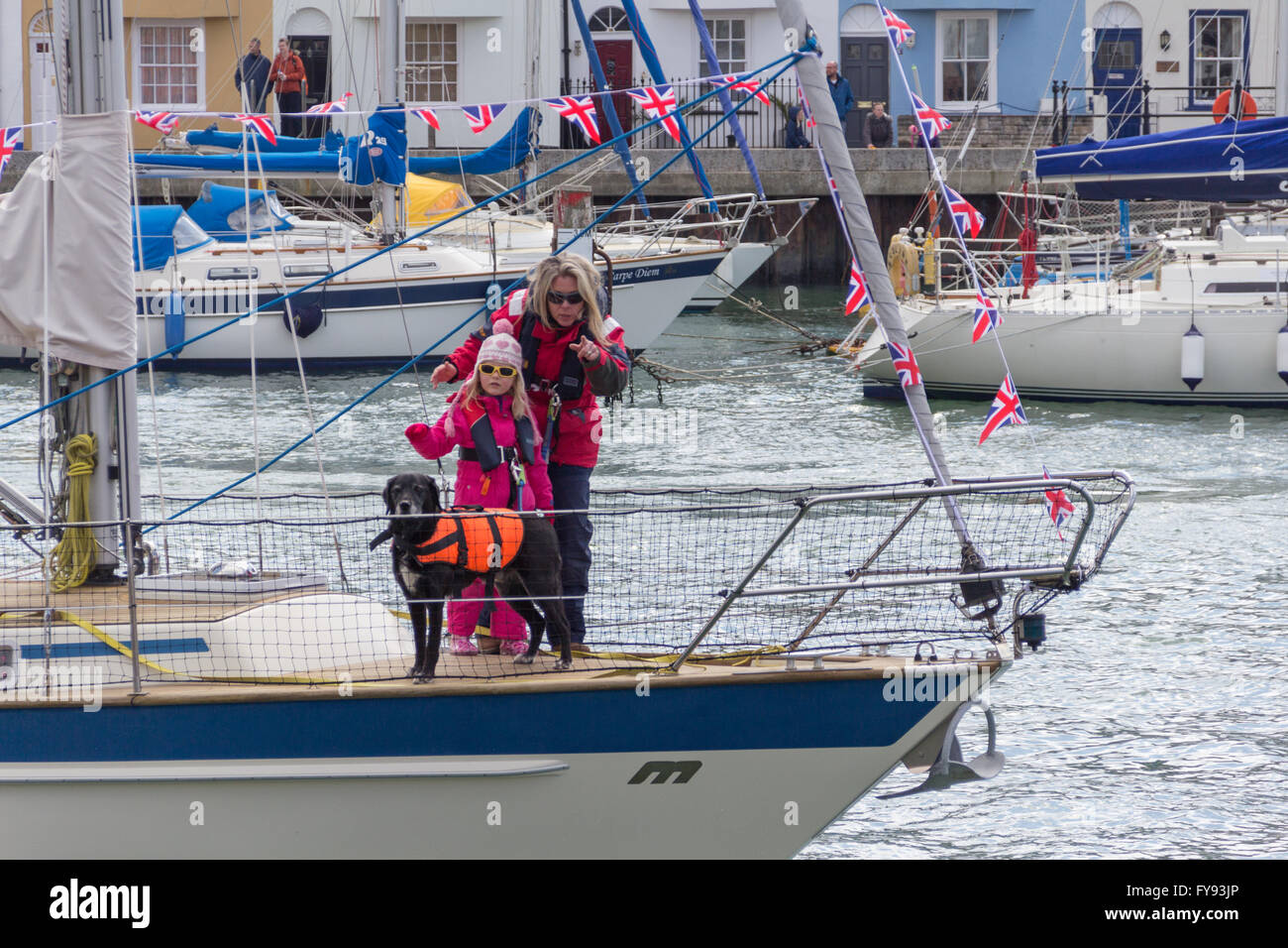 Weymouth, England. 23. April 2016, Frau, Kind und Hund auf Segelboot. Bildnachweis: Frances Underwood/Alamy Live-Nachrichten Stockfoto