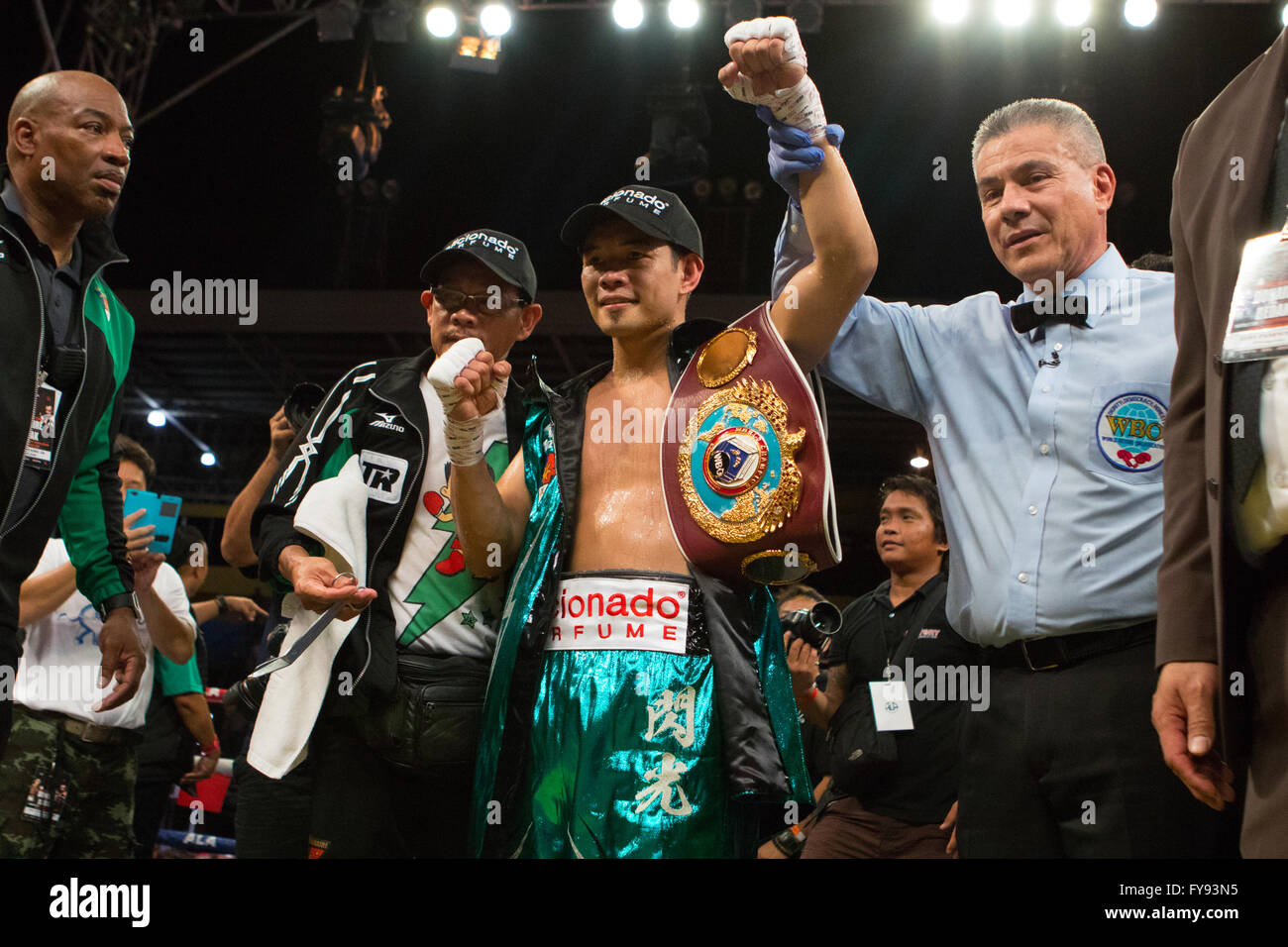 Cebu City, Philippinen. 23. April 2016. Philippinisch-amerikanischer Boxer, Nonito Donaire "The Filipino Flash" (32 Jahre W37 L3 D0) machte eine Verteidigung seines World Super Bantamgewicht Sieg über den Herausforderer aus Ungarn, Zsolt Bedak (32 Jahre W25 L2 D0) Bedak geklopft werden dreimal vor dem Kampf in der dritten Runde gestoppt wurde. Bildnachweis: imagegallery2/Alamy Live-Nachrichten Stockfoto