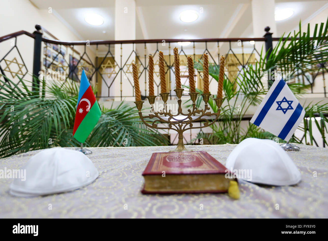 Baku, Aserbaidschan. 22. April 2016. Aserbaidschan und Israel Flaggen in Baku die Synagoge. Bergjuden sprechen ihre eigenen Dialekt namens Judeo-Tat und werden geglaubt, von einigen als Nachkommen von die zehn verlorenen Stämme, die in 722BCE aus Israel ausgewiesen und ließ sich in den Bergen des Kaukasus. Bildnachweis: Aziz Karimow/Pacific Press/Alamy Live-Nachrichten Stockfoto