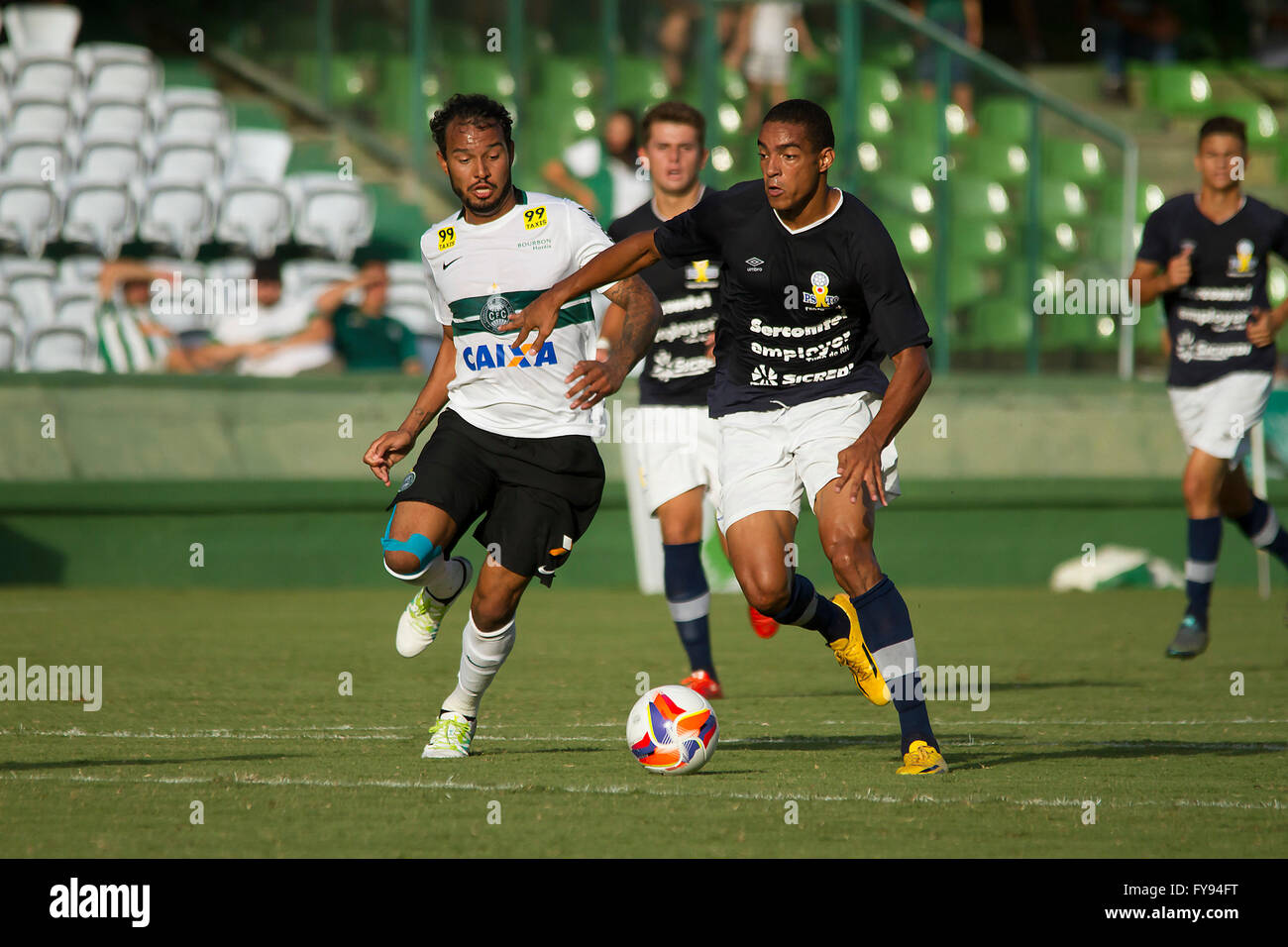 CURITIBA, PR - 23.04.2016: Coritiba Foot Ball Club X PSTC-Angreifer Vinicius Coritiba Jenison und die PTSC. Coritiba Foot Ball Club und PTSC machen das Rückspiel im Paranaense Meisterschaft Halbfinale im Stadion Couto Pereira. (Foto: William Artigas / FotoArena) Stockfoto