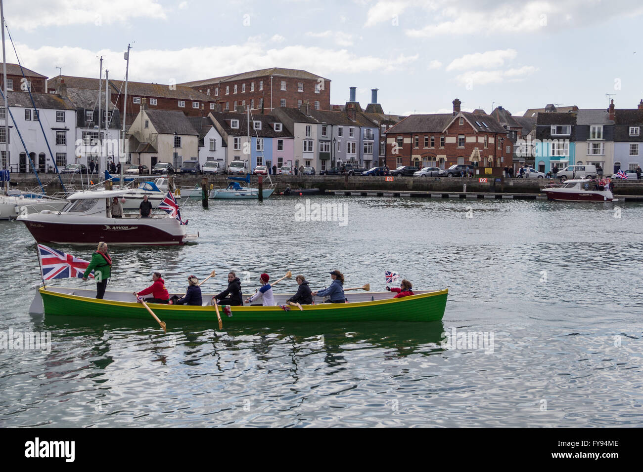 Weymouth, England. 23. April 2016. 90. Geburtstag der Königin schwimmende Tribut. Ruderboot mit Anschluß-Markierungsfahne. Bildnachweis: Frances Underwood/Alamy Live-Nachrichten Stockfoto