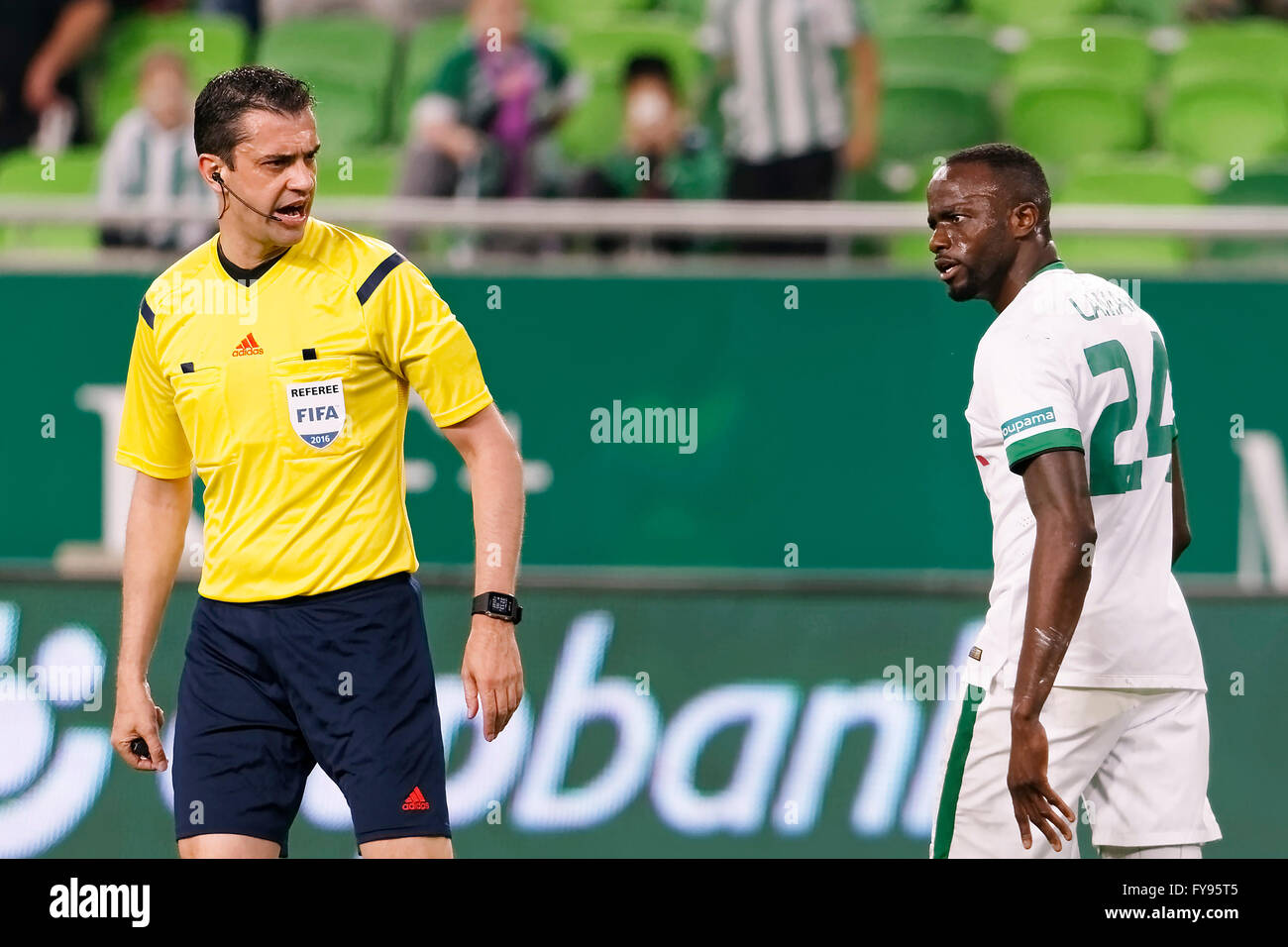 Budapest, Ungarn. 23. April 2016. Roland Lamah Ferencvaros (r) schaut bei Ferencvaros - Ujpest OTP Bank Liga Fußballspiel im Groupama Arena wütend auf Viktor Kassai. Bildnachweis: Laszlo Szirtesi/Alamy Live-Nachrichten Stockfoto