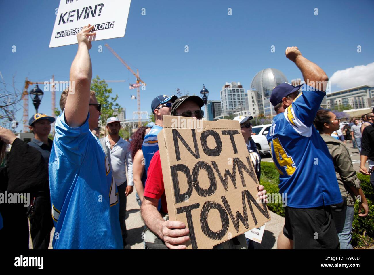 San Diego, CA, USA. 23. April 2016. SAN DIEGO The San Diego Chargers startete ihre Bürgerinitiative Unterschrift sammeln auf einem Parkplatz südlich von Petco Park Samstagmorgen wo Fans zugehört Ladegeräte Mehrheitseigentümer Dean Spanos, NFL Kommissar Roger Goodell, LaDanian Tomlinson, Philip Rivers, und andere, die ein neues Stadion zu unterstützen. | Michael Leonard Gläubiger, Recht, hält ein Schild '' nicht Downtown'', neben einem anderen Zeichen-Träger Fragen "Wo ist Kevin?" über Bürgermeister Kevin Faulconer. | John Gastaldo/San Diego Union-Tribune (Kredit-Bild: © John Gastaldo/San Diego Union-Tribune über ZUMA Stockfoto