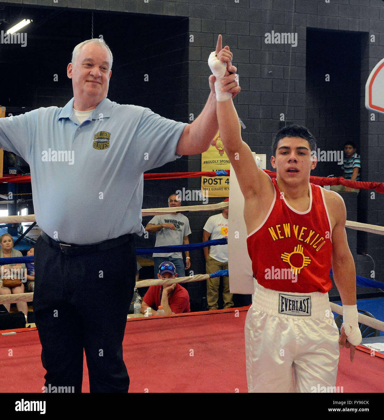 Albuquerque, NM, USA. 23. April 2016. Schiedsrichter Steve Sodeman von Davenport, Iowa hebt die Hand von New Mexico Aaron Perez nach dem Gewinn ihrer Golden Glove-WM-Kampfes gegen Kolorados Shon Mondragon. Samstag, April. 23, 2016. © Jim Thompson/Albuquerque Journal/ZUMA Draht/Alamy Live-Nachrichten Stockfoto