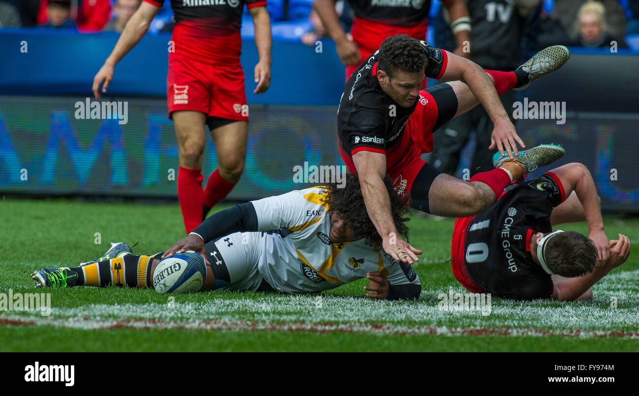 London, UK. 23. April 2016. Ashley Johnson von Wespen erhält einen Versuch, Sarazenen gegen Wespen, European Rugby Champions Cup, Halbfinale Madejski Stadium, 23. April 2016 in Reading, England. Bildnachweis: Gary Mitchell/Alamy Live-Nachrichten Stockfoto