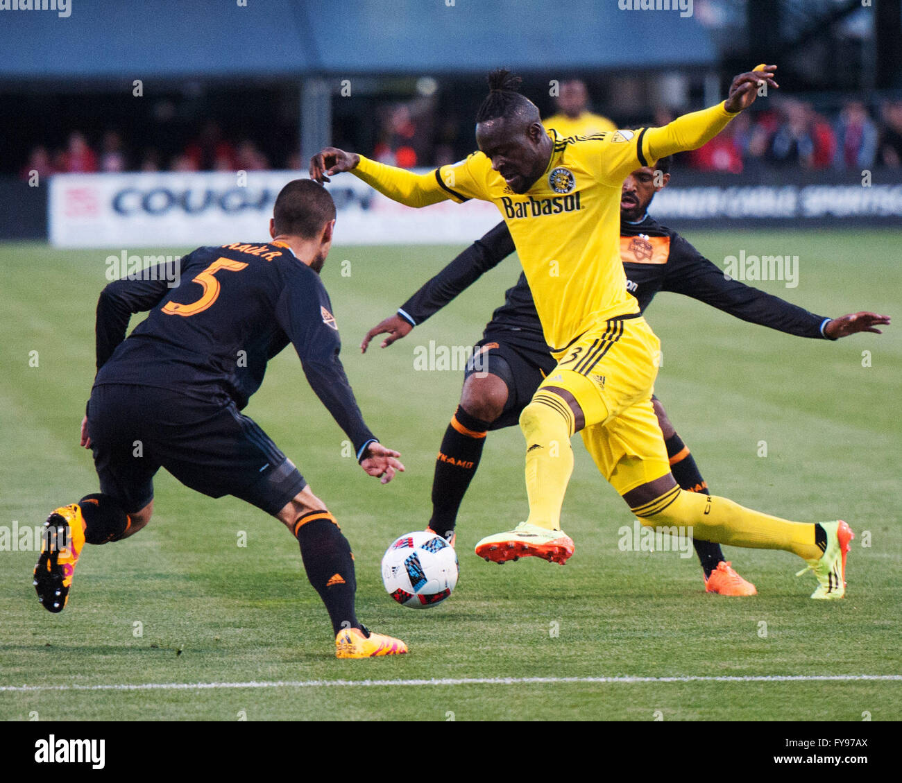 Columbus, Ohio, USA. 23. April geht 2016.Columbus Crew SC vorwärts Kei Kamara (23) eins zu eins gegen Houston Dynamo Verteidiger Raul Rodriguez (5) in der ersten Hälfte. Columbus, Ohio, USA. Bildnachweis: Brent Clark/Alamy Live-Nachrichten Stockfoto