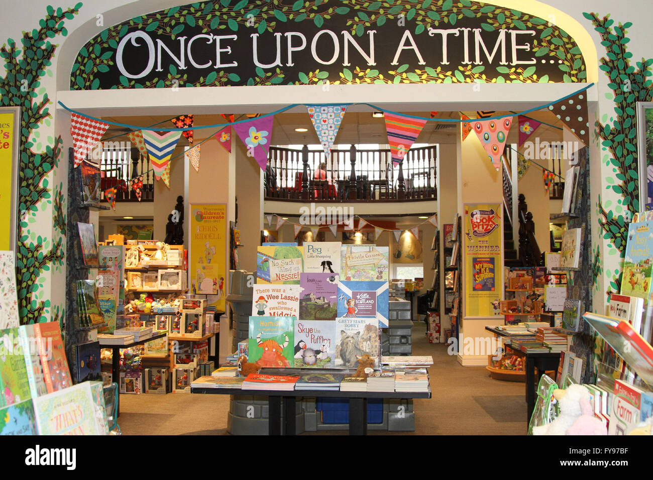 (160424)--ist EDINBURGH (Großbritannien), 24. April 2016 (Xinhua)--ein Stand mit Kinderbüchern in einer Buchhandlung in Edinburgh, Großbritannien, am 23. April 2016 gesehen. Welttag des Buches und Copyright-Tag, auch bekannt als internationalen Tag des Buches oder Welttag des Buches, ist eine jährliche Veranstaltung am 23. April, organisiert von der Vereinten Nationen für Erziehung, Wissenschaft und Cultural Organization (UNESCO), lesen, Verlags- und Urheberrecht zu fördern. Buchhandlungen und Bibliotheken in Edinburgh, der weltweit ersten UNESCO City of Literature, begann zu starten Sie Aktivitäten wie Ausstellungen und Lesen von Anfang März anlässlich der Stockfoto