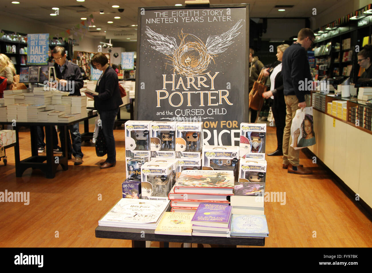 (160424)--ist EDINBURGH (Großbritannien), 24. April 2016 (Xinhua)--das neue Spiel Harry Potter und das verfluchte Kind das Debüt in London diesen Sommer an einem Stand in einem Buchladen in Edinburgh, Großbritannien, am 23. April 2016 gefördert. Welttag des Buches und Copyright-Tag, auch bekannt als internationalen Tag des Buches oder Welttag des Buches, ist eine jährliche Veranstaltung am 23. April, organisiert von der Vereinten Nationen für Erziehung, Wissenschaft und Cultural Organization (UNESCO), lesen, Verlags- und Urheberrecht zu fördern. Buchhandlungen und Bibliotheken in Edinburgh, der weltweit ersten UNESCO City of Literature, begannen Aktivitäten in starten Stockfoto