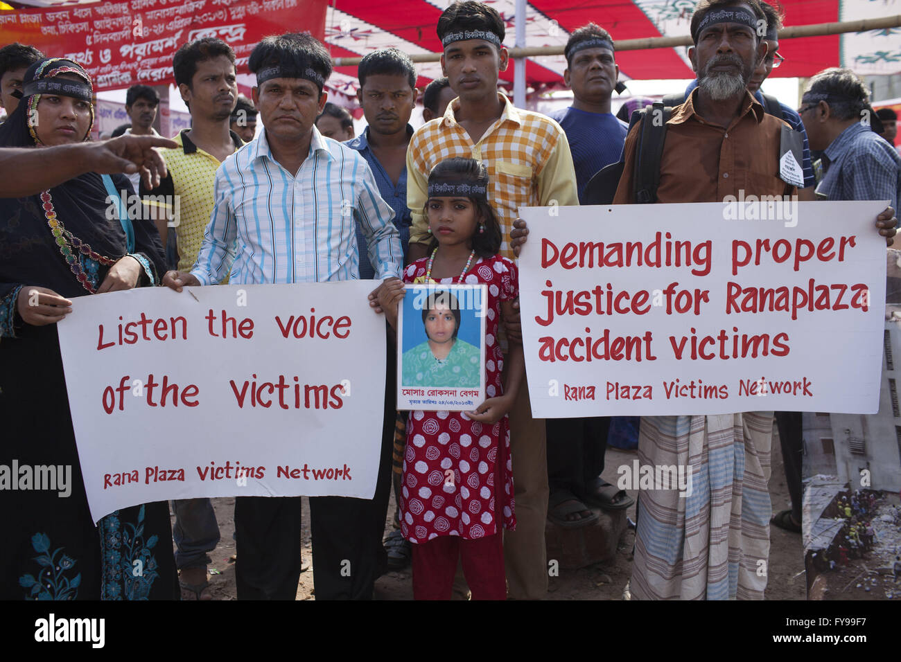 Savar, Bangladesch. 24. April 2016. Eine Mädchen aus Bangladesch hält ein Bild von ihrer Mutter, die starb Gebäudeeinsturz am Rana Plaza Zusammenbruch Standort in Savar, in der Nähe von Dhaka, Bangladesh, 24. April 2016. 24. April 2013 gespeichert 8. Rana Plaza brach Shavar, Dhaka. Die Rana-Plaza, das hat vier Kleidungsstücke, eine Bank und Geschäfte einschließlich Elektronik, Kleidung, brach am Morgen um 08:30, Stunde nach Textilarbeiterinnen gezwungen wurden zu arbeiten. Die Suche nach den Toten endete am 13. Mai mit der Zahl der Todesopfer von 1.138. Bildnachweis: ZUMA Press, Inc./Alamy Live-Nachrichten Stockfoto