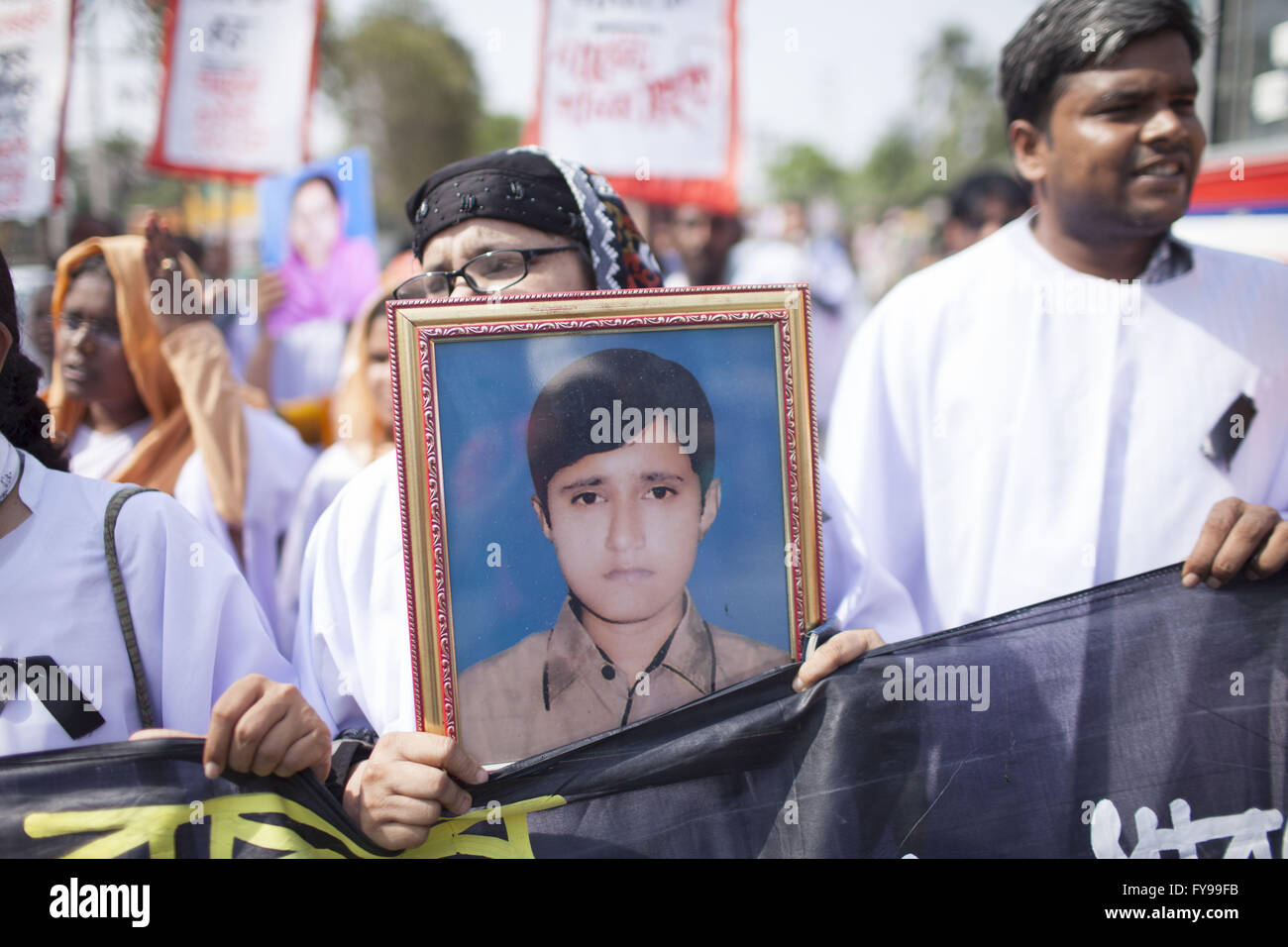 Savar, Bangladesch. 24. April 2016. Bangladeshi Frau hält ein Bild eines verstorbenen Verwandten in Rana Plaza Gebäude Zusammenbruch, als sie den dritten Jahrestag der Katastrophe am Zusammenbruch-Standort in Savar, in der Nähe von Dhaka, Bangladesh, 24. April 2016 markiert. 24. April 2013 gespeichert 8. Rana Plaza brach Shavar, Dhaka. Die Rana-Plaza, das hat vier Kleidungsstücke, eine Bank und Geschäfte einschließlich Elektronik, Kleidung, brach am Morgen um 08:30, Stunde nach Textilarbeiterinnen gezwungen wurden zu arbeiten. Bildnachweis: ZUMA Press, Inc./Alamy Live-Nachrichten Stockfoto