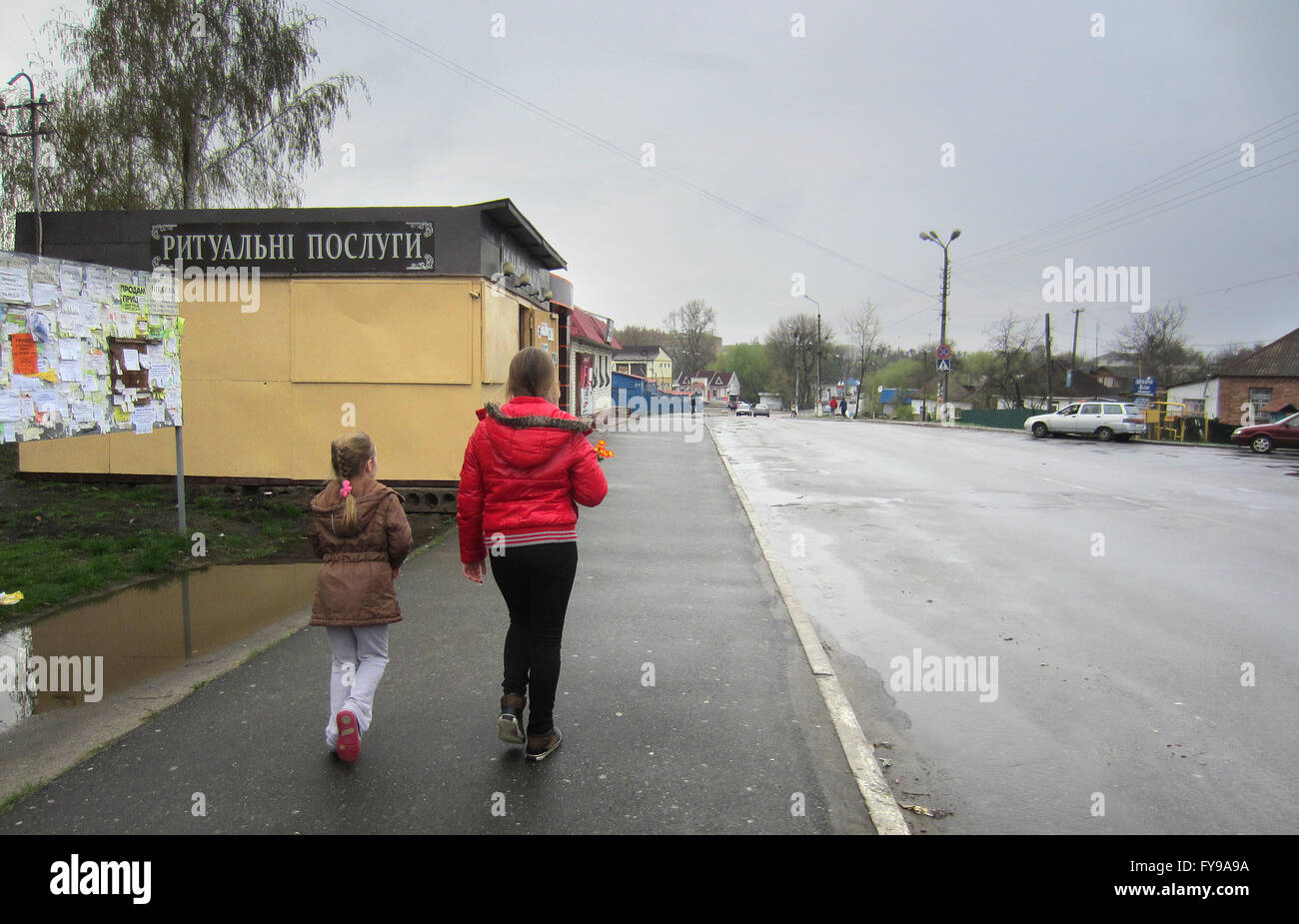 Fußgänger Fuß entlang einer Straße in Iwankiw, Ukraine, 13. April 2016. Das ehemalige Kernkraftwerk Tschernobyl, die an den 30. Jahrestag der Reaktorkatastrophe von Tschernobyl erinnert, ist nur 50 Kilometer entfernt.  Foto: Andreas Stein/dpa Stockfoto