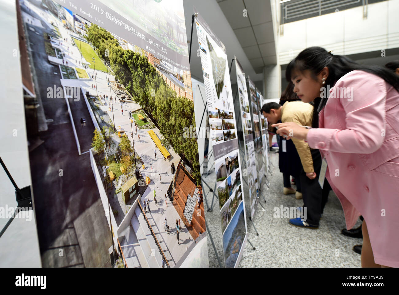 Nanjing, China Jiangsu Provinz. 24. April 2016. Leute betrachten Werke in einer Ausstellung während der asiatischen Landschaftsarchitektur-Konferenz und der 6. 'Yuan Ye' Gipfel Forum Forstwirtschaft-Universität Nanjing in Nanjing, Hauptstadt der ostchinesischen Provinz Jiangsu, 24. April 2016 präsentiert. Über 300 Experten, Professoren und Designer in der Landschaftsarchitektur nahmen an der Konferenz. Vorträge, Ausstellungen und Wettbewerben werden auch während der Aktivität stattfinden. Bildnachweis: Sonne kann/Xinhua/Alamy Live-Nachrichten Stockfoto