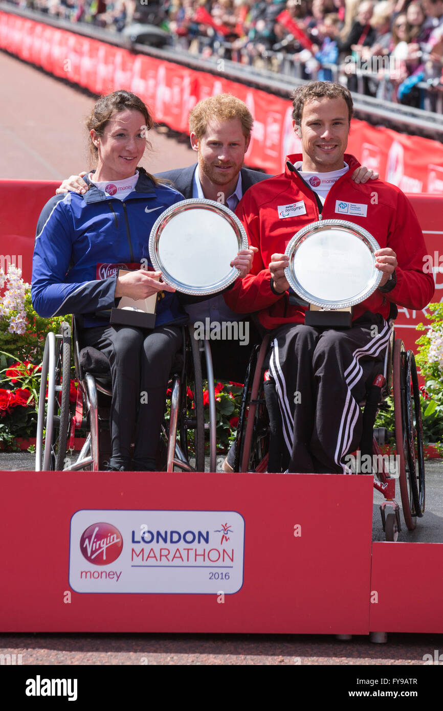 London, UK. 24. April 2016. Gewinner fo die Rollstuhl-Rennen Tatjana Mcfadden (USA) und Marcel Hug (SUI)-Pose mit Prinz Harry. Die 2016 beendet Geld Virgin London-Marathon in der Mall, London, Vereinigtes Königreich. Bildnachweis: Lebendige Bilder/Alamy Live-Nachrichten Stockfoto