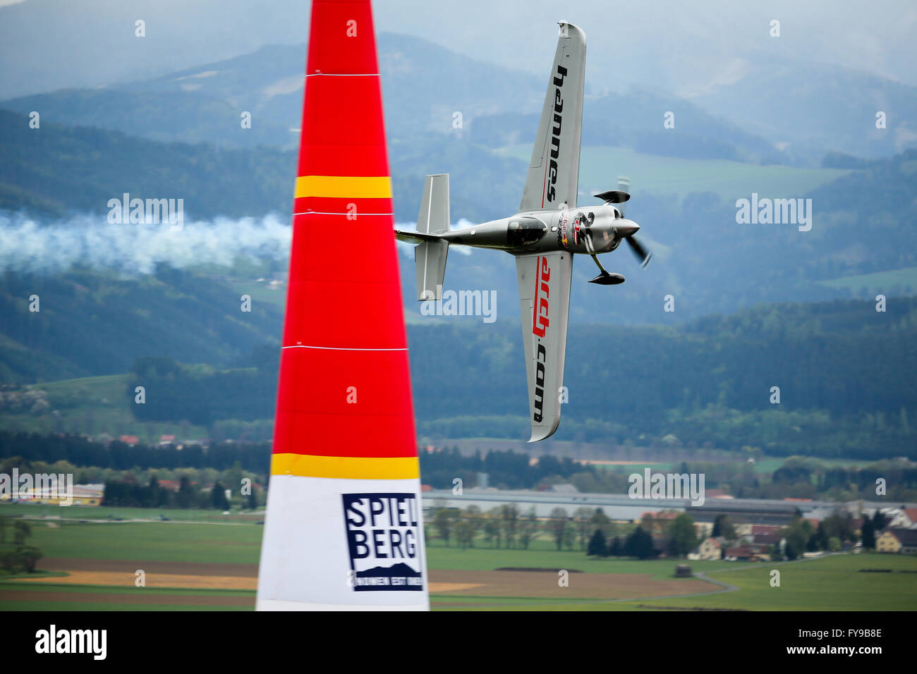 Spielberg, Österreich. 24. April 2016. Hannes Arch (AUT) vom Team Hannes Arch Racing 22 konkurriert in RedBull AirRace in Spielberg, Österreich. © Petr Toman/World Sports Bilder Stockfoto