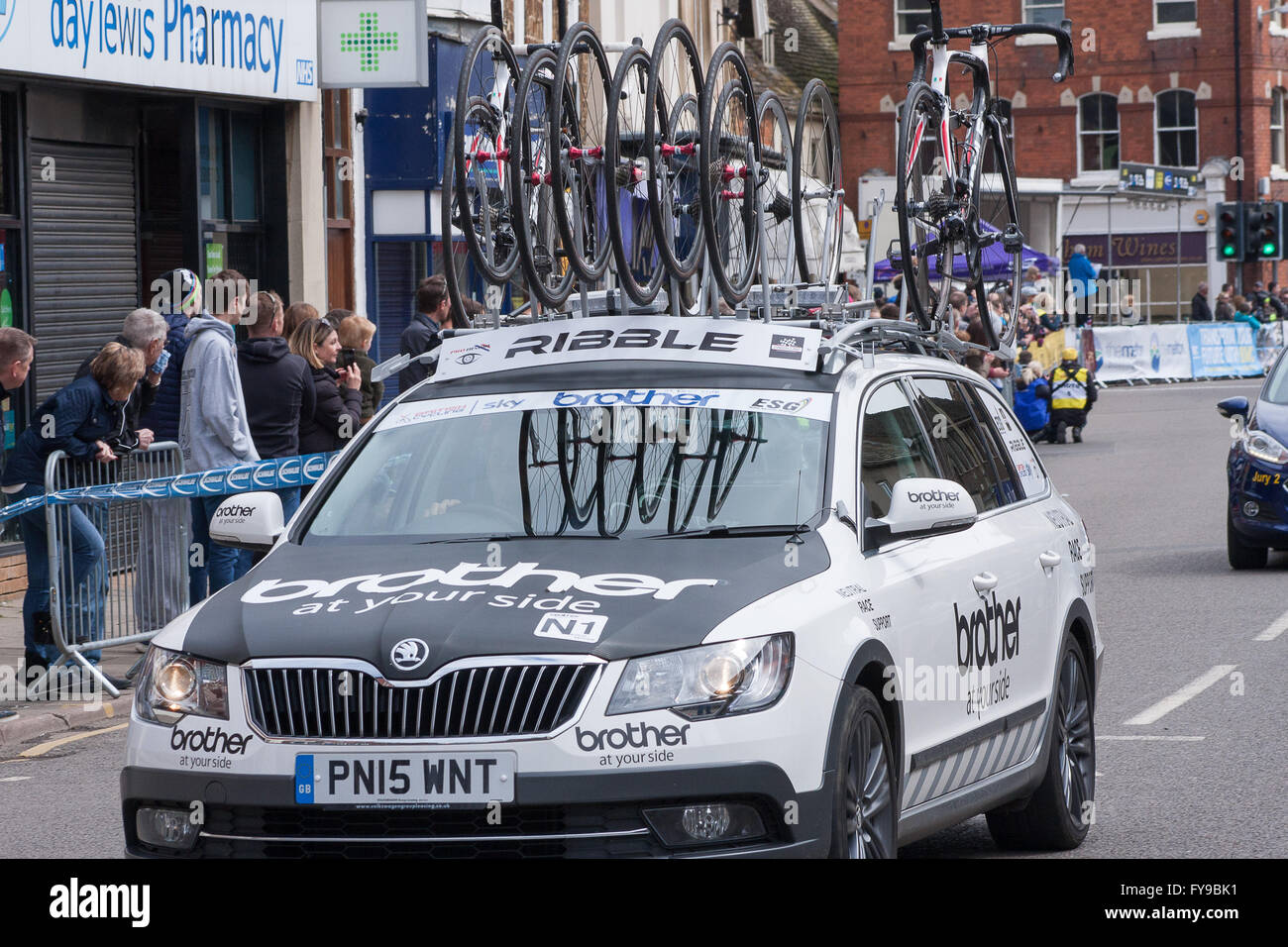 Oakham, Rutland, UK 24. April 2016. Die Fahrer, Beamten und Begleitfahrzeuge im 2016 CiCle Classic Radrennen, die ich Oakham und Oberflächen in Melton Mowbray beginnt. Leicestershire. Der CiCle-Klassiker ist raste über 105 Meilen durch Offroad-Tracks, um große und B-Straßen zwischen Oakham und Melton Mowbray und ist das führende eines Tages internationale Rennen auf dem britischen Kalender. Bildnachweis: Jim Harrison/Alamy Live-Nachrichten Stockfoto