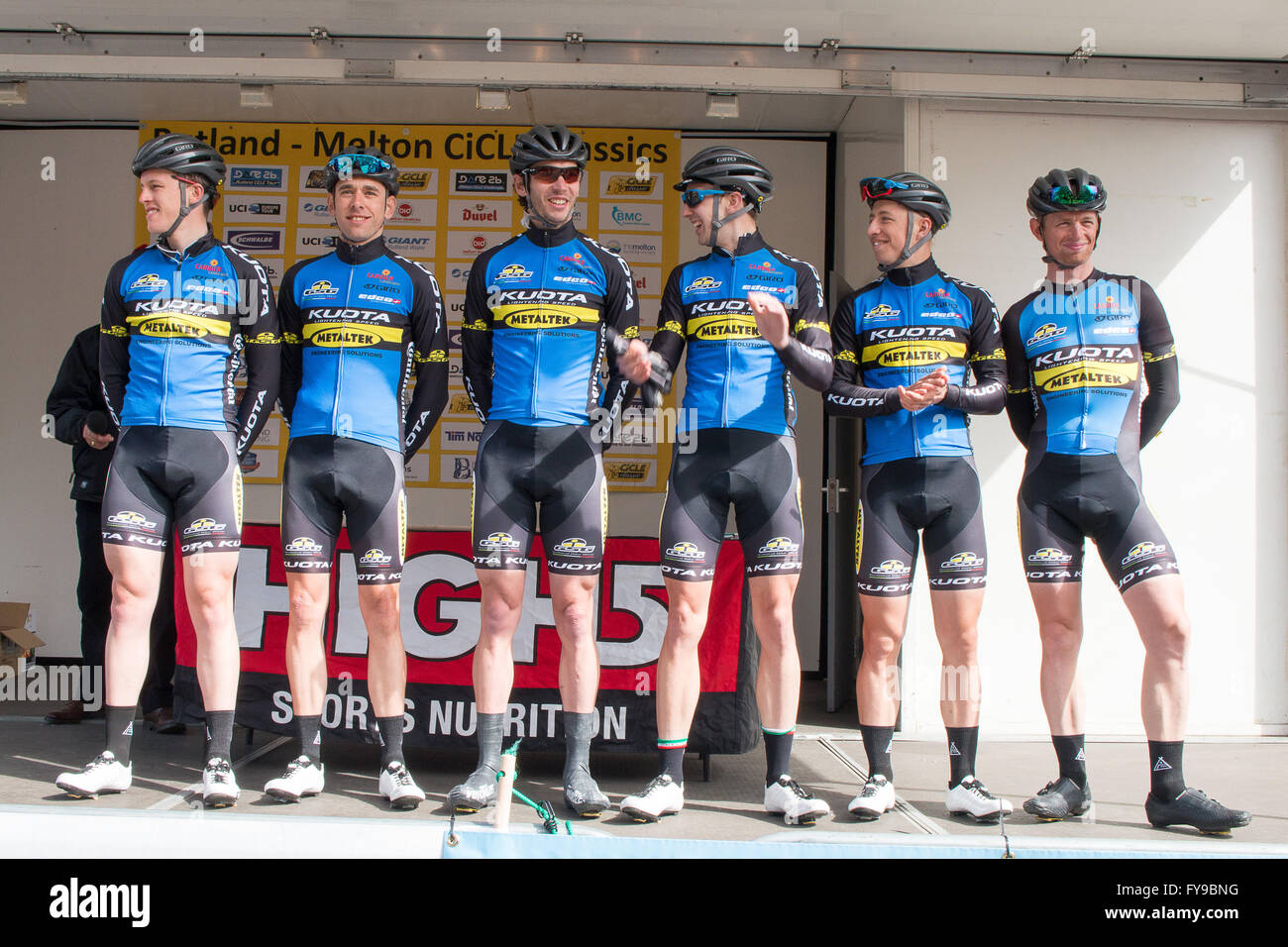 Oakham, Rutland, UK 24. April 2016. Die Fahrer, Beamten und Begleitfahrzeuge im 2016 CiCle Classic Radrennen, die ich Oakham und Oberflächen in Melton Mowbray beginnt. Leicestershire. Der CiCle-Klassiker ist raste über 105 Meilen durch Offroad-Tracks, um große und B-Straßen zwischen Oakham und Melton Mowbray und ist das führende eines Tages internationale Rennen auf dem britischen Kalender. Bildnachweis: Jim Harrison/Alamy Live-Nachrichten Stockfoto