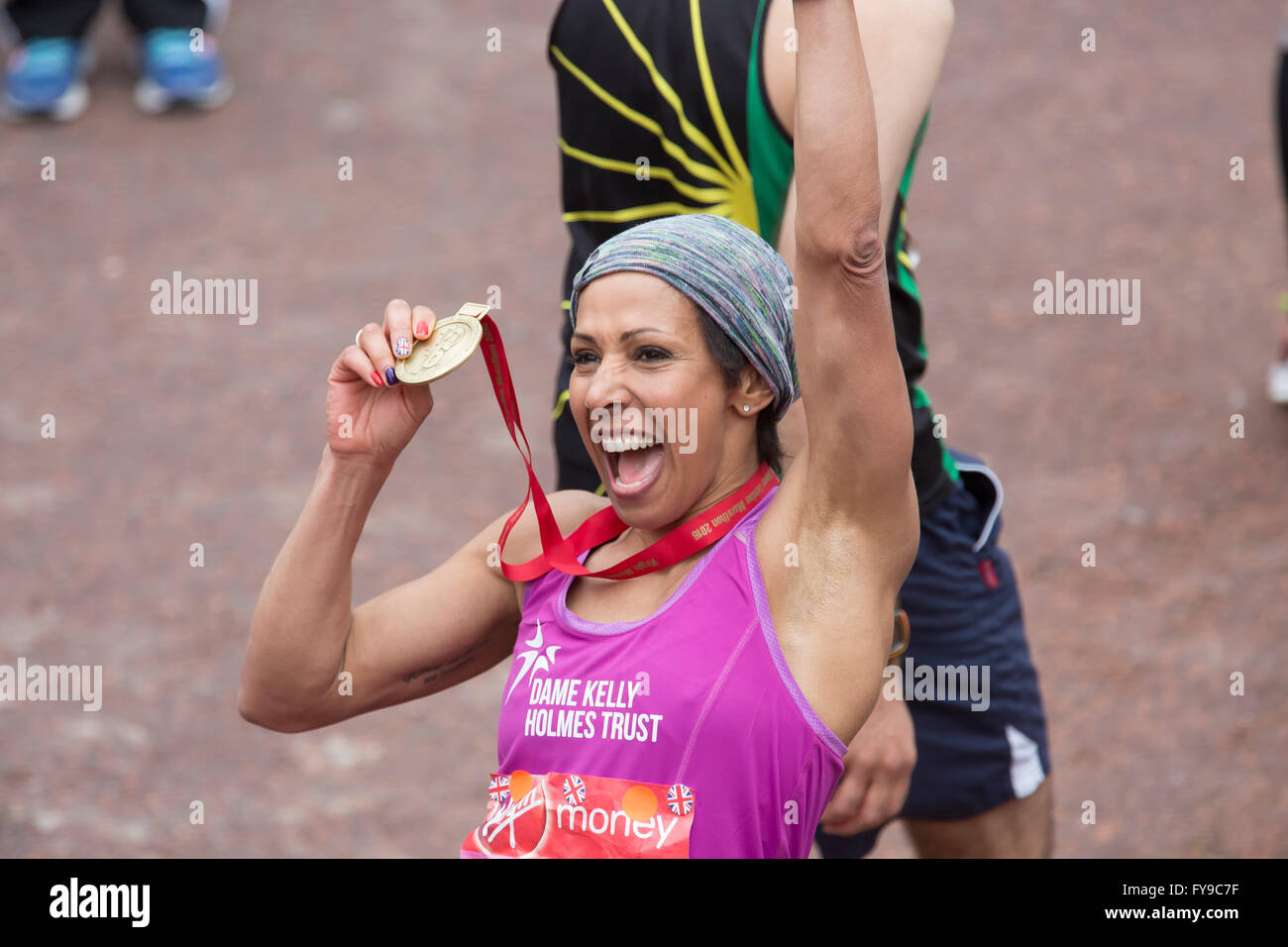 London, UK, 24. April 2016, Dame Kelly Holmes rundet den Virgin London Marathon 201 Kredit: Keith Larby/Alamy Live News Stockfoto