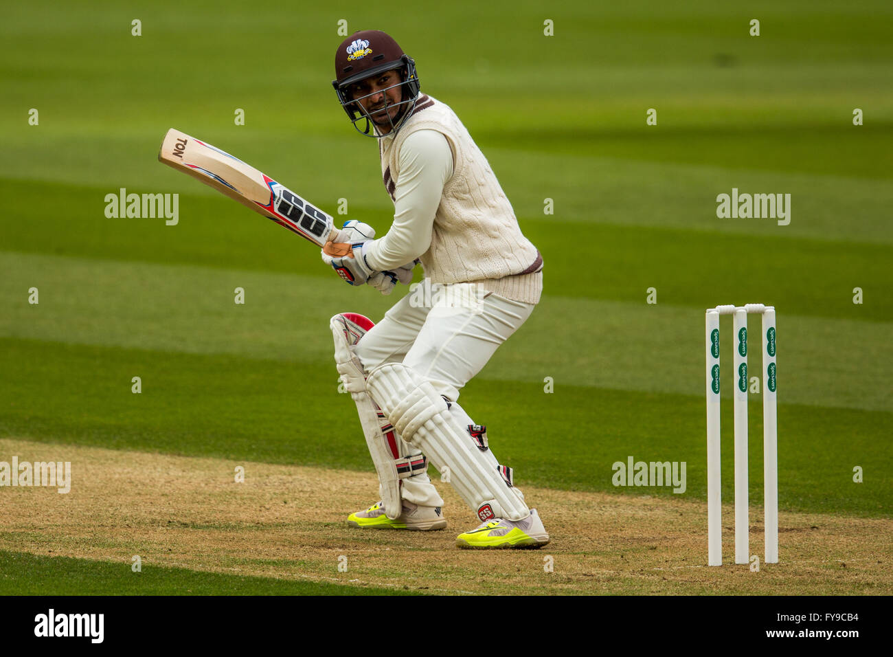 London, UK. 24. April 2016. Kumar Sangakkara bekommt seine 150 Wimper für Surrey am ersten Tag der "Spec-Savers" County Championship Division One Spiel gegen Somerset im Oval. David Rowe/Alamy Live News. Stockfoto