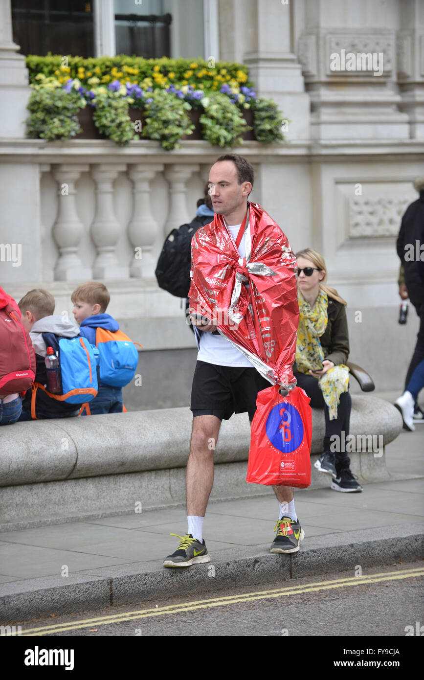 Victoria Embankment, London, UK. 24. April 2016. Läufer teilnehmen in den Virgin London Marathon 2016 © Matthew Chattle/Alamy Stockfoto